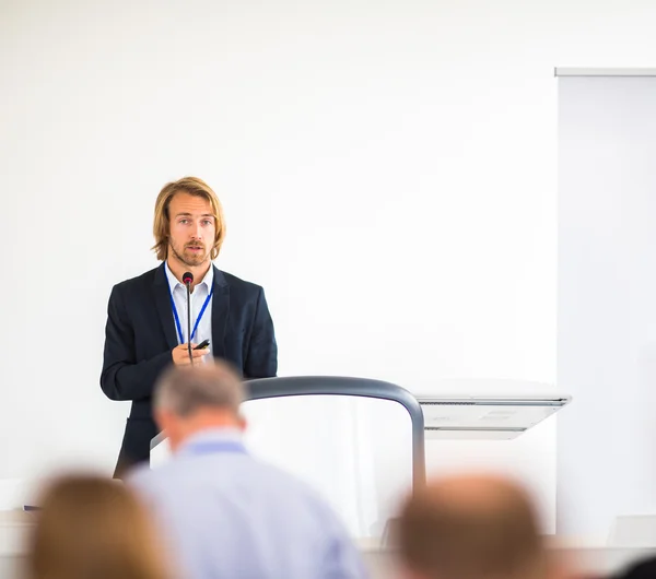 Mann hält eine Rede auf einer Konferenz — Stockfoto