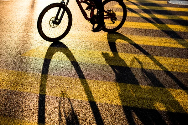 Motociclista o ciclista cruzando la carretera — Foto de Stock