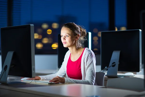 Genç Bayan üniversite öğrencisi, masaüstü bilgisayar — Stok fotoğraf