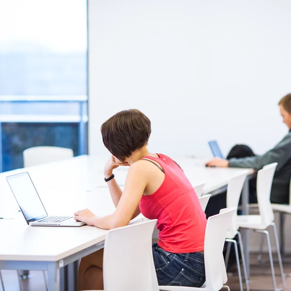 Estudante universitário menina estudando na biblioteca — Fotografia de Stock