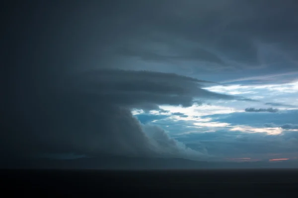 Reunindo nuvens de tempestade em uma vasta paisagem — Fotografia de Stock