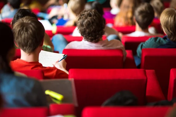 Studenti universitari seduti in classe — Foto Stock