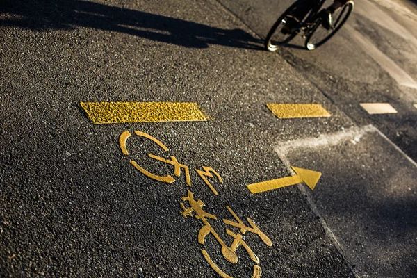 Biker, cyklist på en korsning i en stad — Stockfoto
