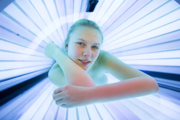 Kvinnan garvning hennes hud i ett modernt solarium — Stockfoto