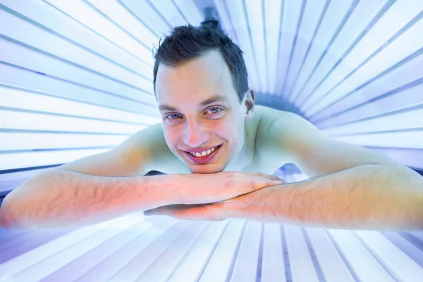 Homme relaxant pendant une séance de bronzage — Photo