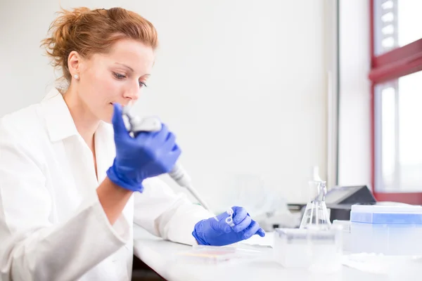 Investigadora investigando en un laboratorio — Foto de Stock