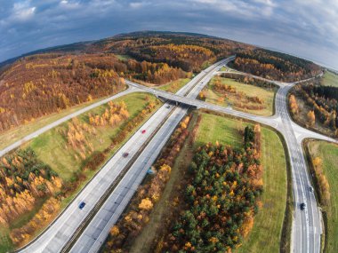 Bir yol kavşağı havadan görünümü