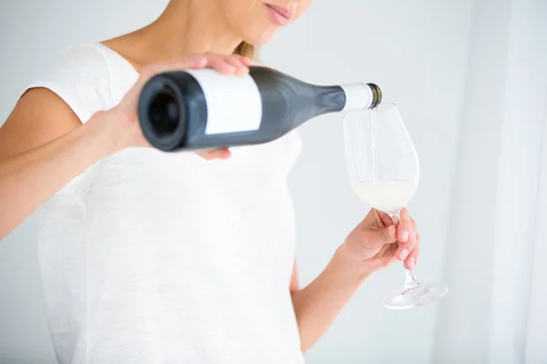 Hermosa joven con una copa de vino — Foto de Stock