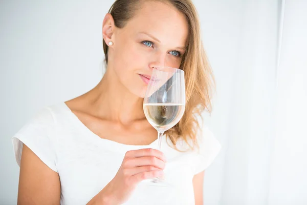 Hermosa joven con una copa de vino — Foto de Stock