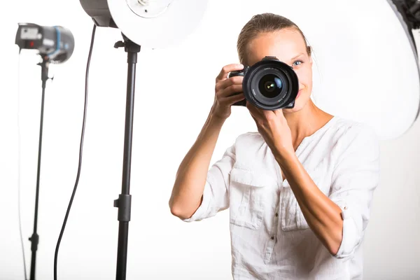 Fotografo femminile con fotocamera digitale — Foto Stock