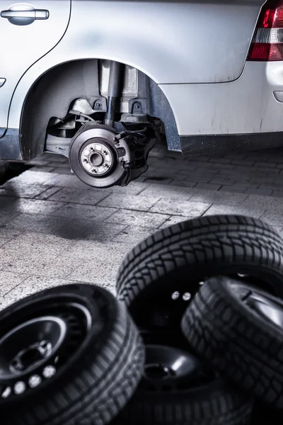 Dentro de un garaje - cambiar ruedas o neumáticos — Foto de Stock