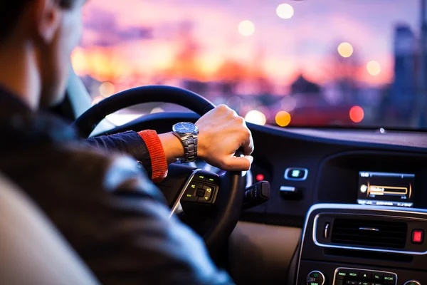 Mann fährt nachts mit seinem modernen Auto — Stockfoto