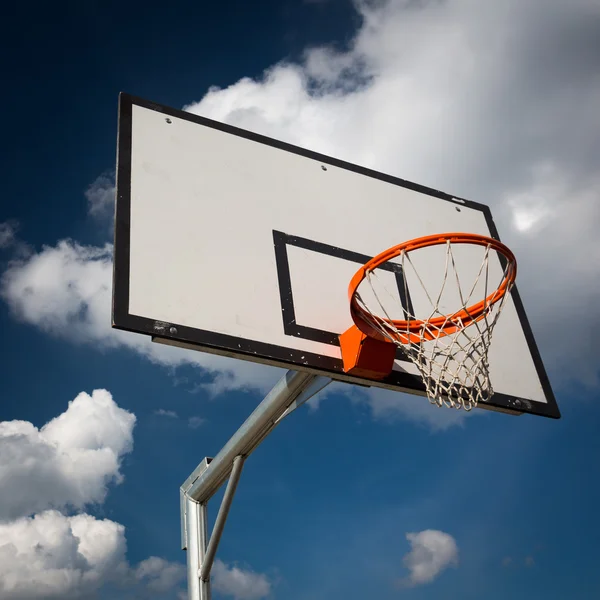 Basquete aro contra lindo céu azul de verão — Fotografia de Stock