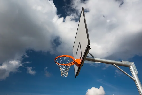 Basketballkorb vor herrlich blauem Sommerhimmel — Stockfoto