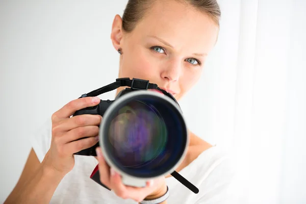 Vacker, kvinnlig fotograf med digitalkamera — Stockfoto