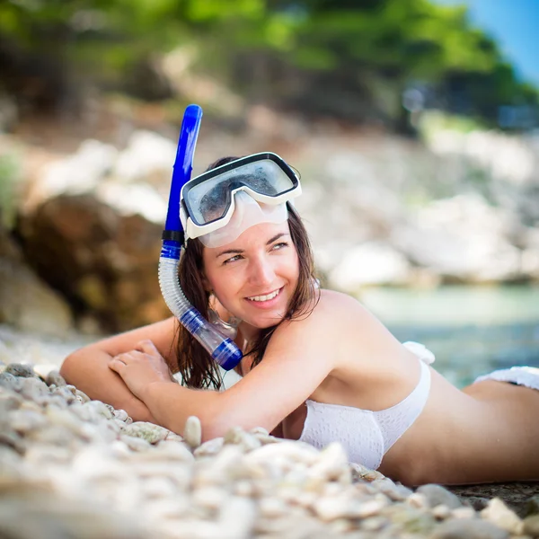 Femme sur une plage pendant ses vacances d'été — Photo