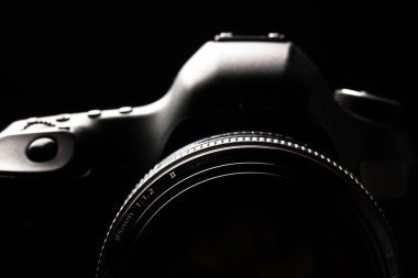 profesyonel modern dslr kamera düşük anahtar görüntü