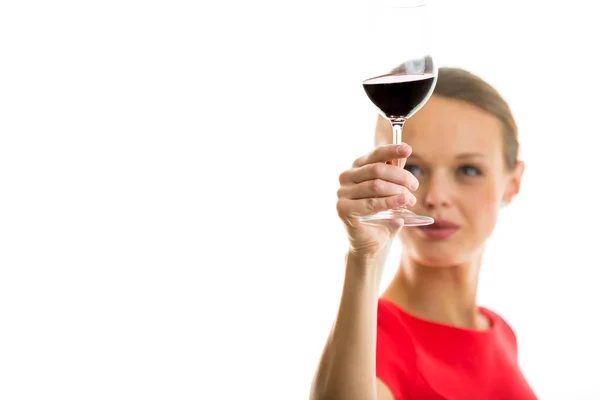 Γυναίκα σε ένα κόκκινο φόρεμα, έχοντας ένα ποτήρι κόκκινο κρασί — Φωτογραφία Αρχείου