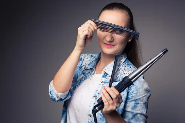 Porträt einer jungen Friseurin — Stockfoto