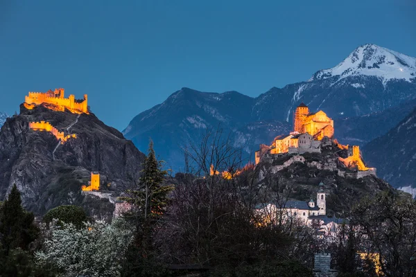 Suíça, Valais, Sion, Night Shot dos dois castelos — Fotografia de Stock