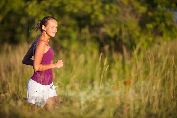 Donna che corre all'aperto — Foto Stock