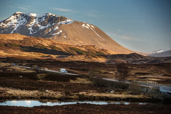 Open road leading through Glencoe, Scottish Higland — Stock Photo, Image