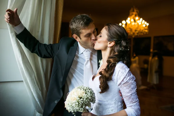 Gorgeous wedding couple kissing — Stock Photo, Image