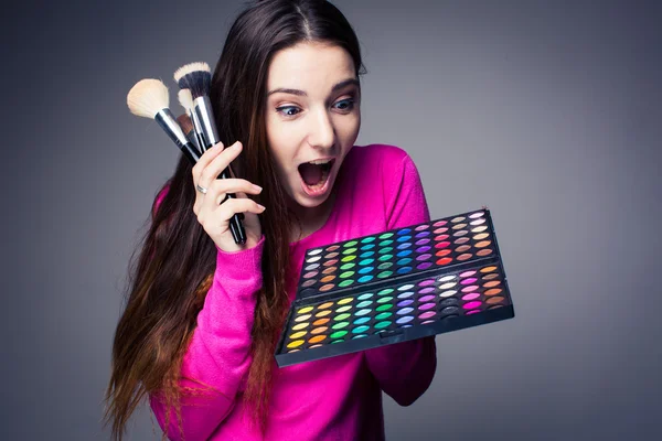 Maquiagem artista segurando sua vasta paleta de cores — Fotografia de Stock