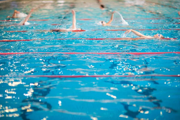 İnsanlar kapalı yüzme havuzunda Yüzme — Stok fotoğraf