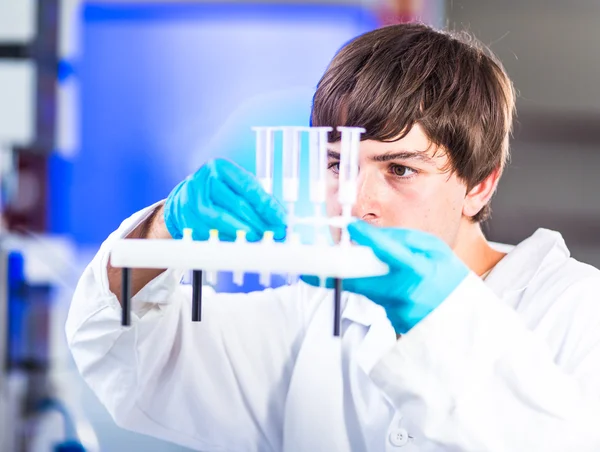 Mannelijke onderzoeker op wetenschappelijk onderzoek — Stockfoto