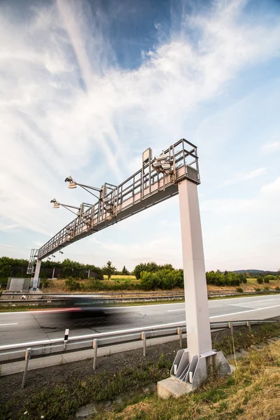 Truck passerar genom en vägtull grind på en motorväg — Stockfoto