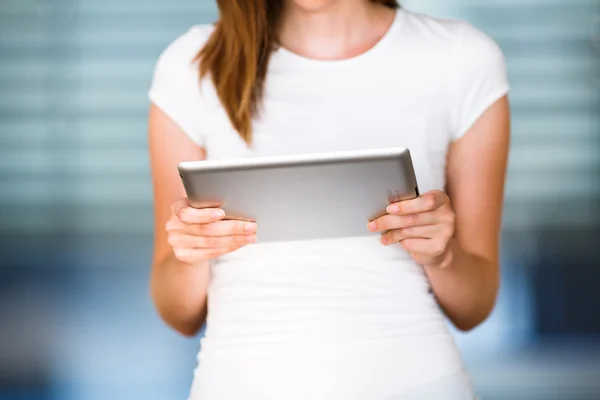 Zakenvrouw of college student met behulp van haar Tablet PC — Stockfoto