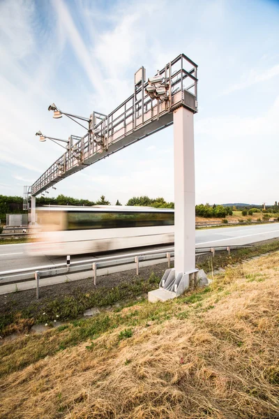 Truck passerar genom en vägtull grind på en motorväg — Stockfoto