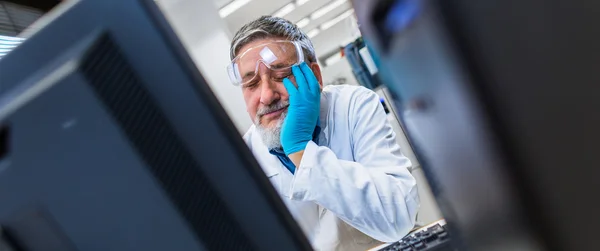 Senior mannelijke onderzoeker moe in het lab — Stockfoto