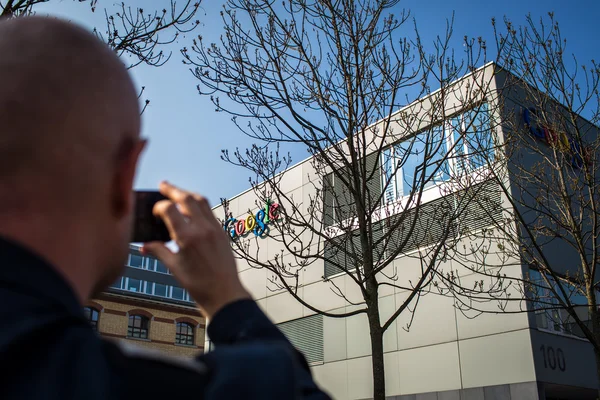 Hombre tomando una foto de Google Corporation Building —  Fotos de Stock