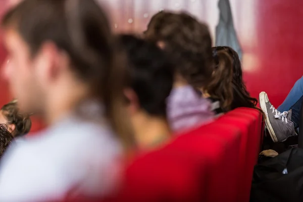 Étudiants universitaires en classe — Photo