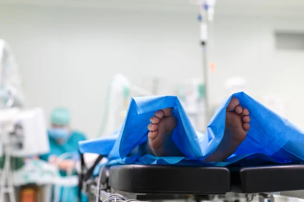 Pies de un paciente listo para una cirugía en una sala de cirugía — Foto de Stock