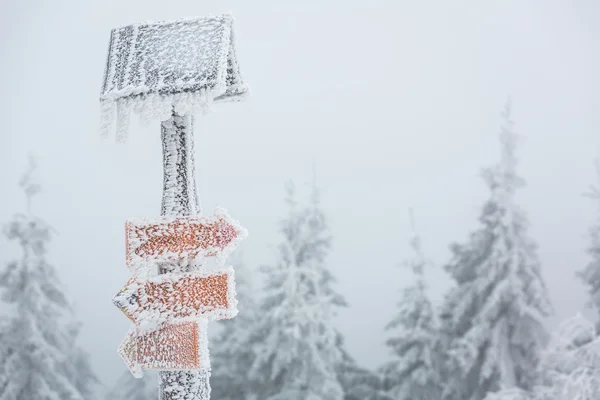 Hiking pad teken bedekt met sneeuw — Stockfoto