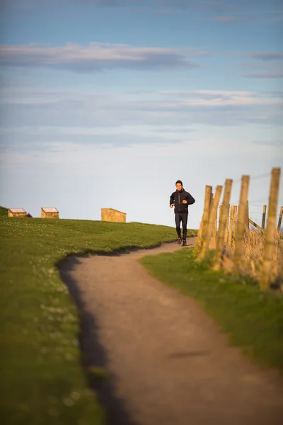 Ung man på hans kväll jog — Stockfoto