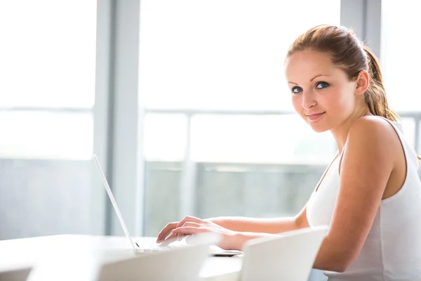 Vrouwelijke universiteitsstudent — Stockfoto