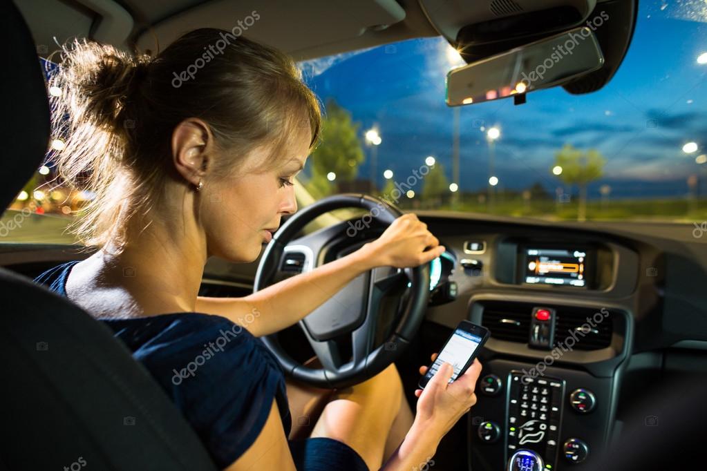 женщина за рулем учится иллюстрация. Car was very jittery. женщина за рулем. красивые картинки женщин бизнес леди в машине. женщина за рулем.