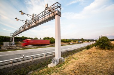 Geçen bir otoyol kapıdan bir otoyolda kamyon