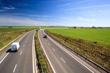 karayolu trafik yaz gününde
