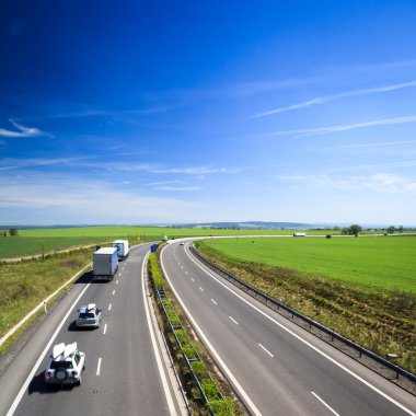 karayolu trafik yaz gününde