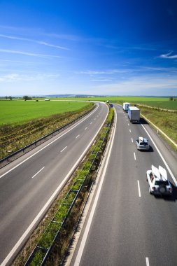 karayolu trafik yaz gününde
