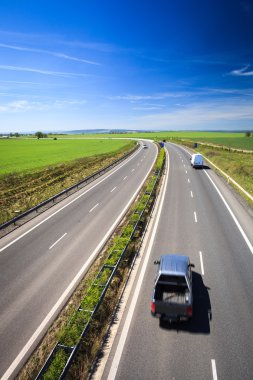 karayolu trafik yaz gününde