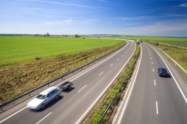 karayolu trafik yaz gününde