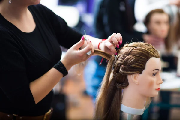 Peluquería bastante femenina - aprendiz de peluquero — Foto de Stock