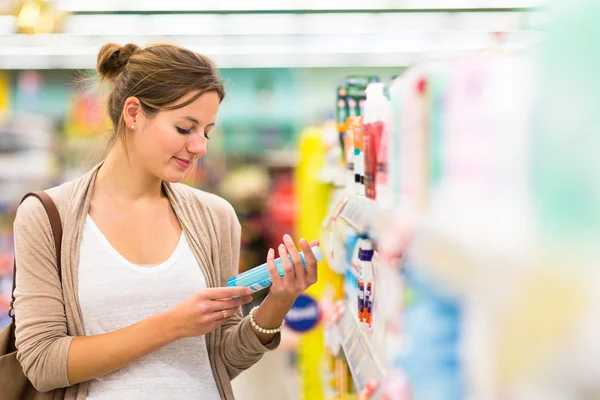 Donna shopping in un negozio di alimentari — Foto Stock