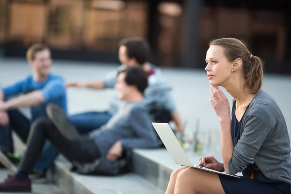 Portret van een gladde jonge vrouw, met behulp van laptopcomputer — Stockfoto